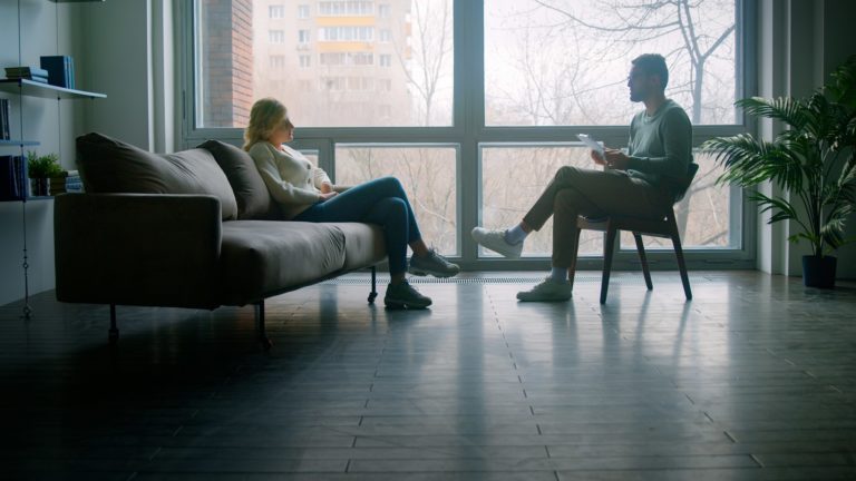 Miért érdemes Egerben kipróbálni a life coachingot? Psychological therapy of a young girl