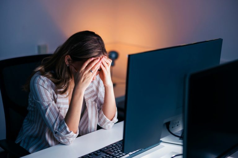 7 gyakori stresszforrás: hogyan kerüljük és kezeljük? Stressed out woman working late in an office