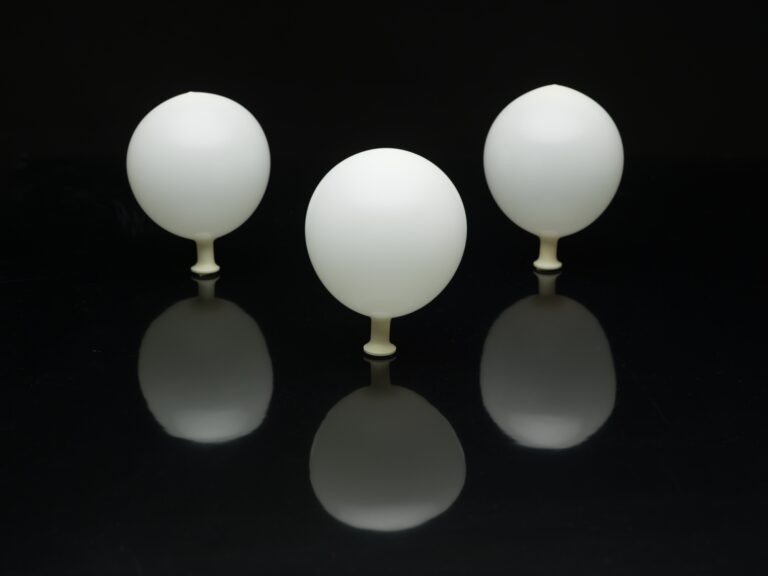 withe balloons reflexion