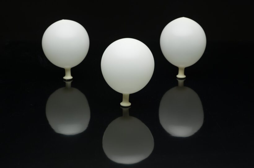 withe balloons reflexion