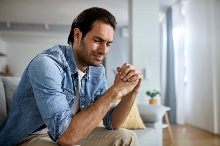 Társadalmi tabu: sírhat-e egy férfi? Young sad man crying at home.