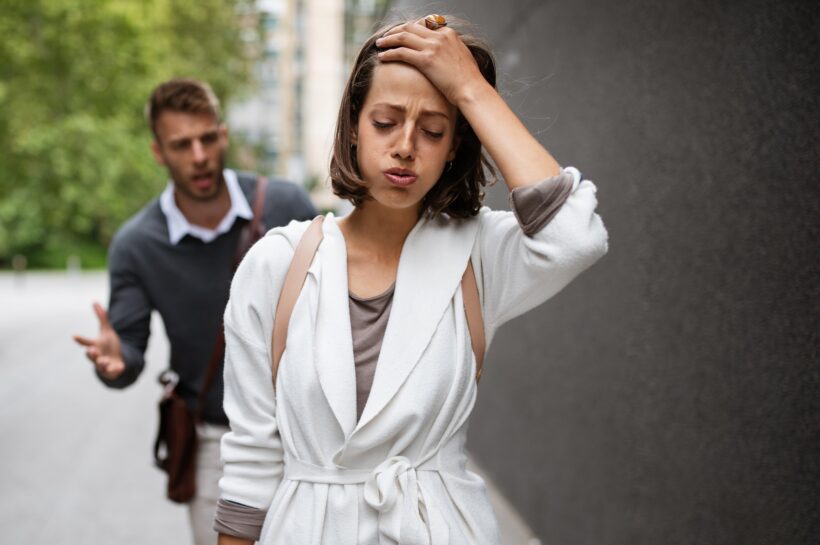 Miért fáj annyira a szakítás? – Neuropszichológiai magyarázat a veszteségélményre Breakup of couple with man and sad girlfriend outdoor. Divorce, couple, love, pain concept