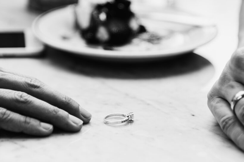 Amikor nem tudsz továbblépni: Hogyan dolgozd fel az érzelmi függőséget egy szakítás után? Couple breaking up the relationship