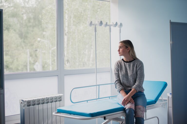 Amikor beteg embert vizsgálunk Full length portrait of a woman waiting for medical examination