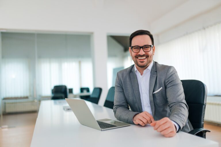 A céged fejlődik. Te is? Portrait of a positive leader in board room.