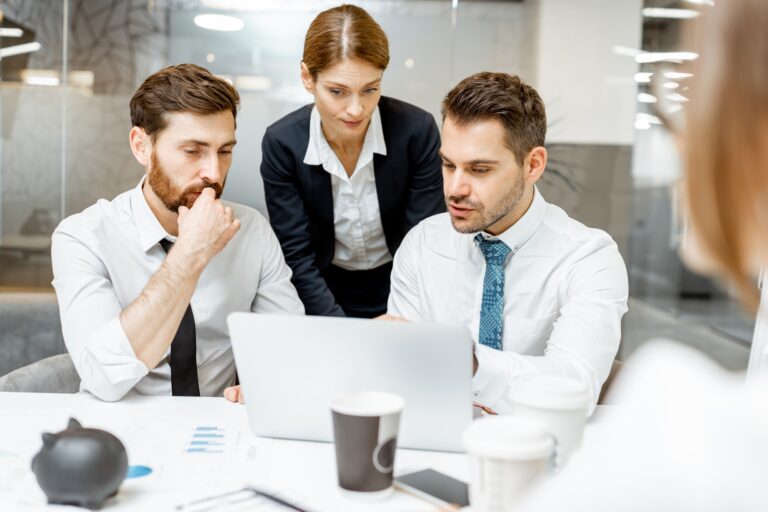 Zárt körű döntéshozatali stratégia Team leader with employees in the office