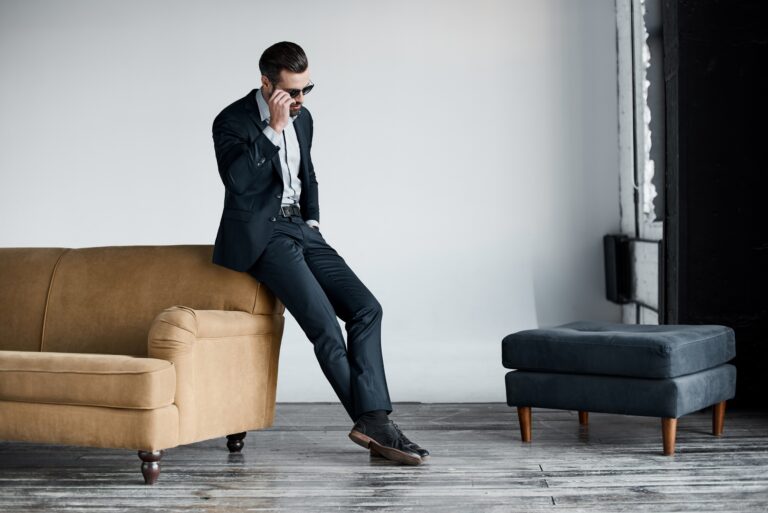 „Tudom, mit kellene tennem, de…” – ez a „de” fogja vissza az egész cégedet Young stylish businessman leader indoors at office in sunglasses walking looking aside