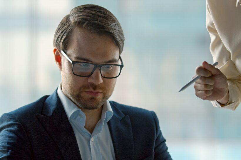 5 nélkülözhetetlen készség a jövőbiztos vezetéshez A corporate leader listening to a business finance team in a crisis. Mature leader works