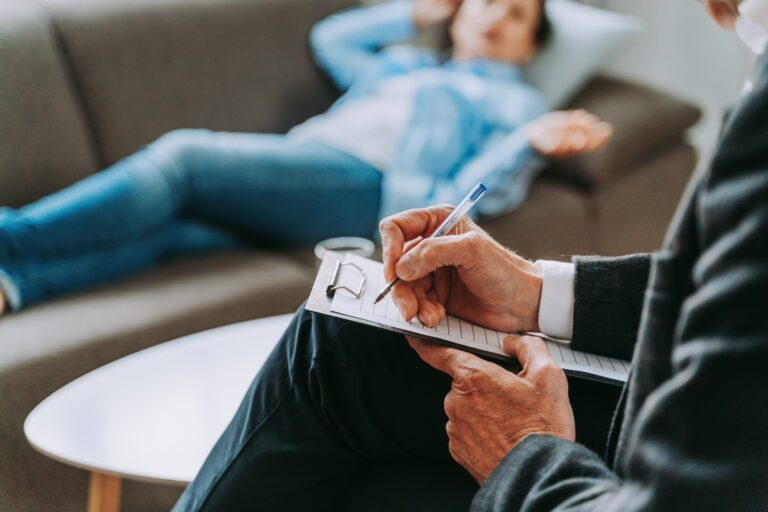 Hogyan fejlesztheti egy business coach a vezetési stílust? Adult woman in a psychology studio