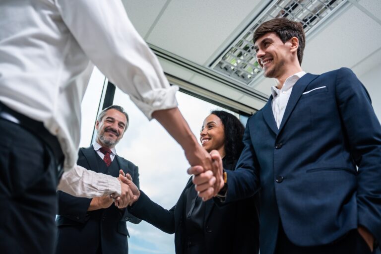 Munkavállalói elkötelezettség és megtartás: A virágzó szervezet kulcsa Caucasian businessman making a handshake together while stand in office.