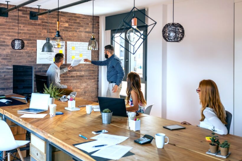 Hogyan kezeld a nehéz beszélgetéseket vezetőként: tapasztalataim tanulságai Team leader organizing work in an office